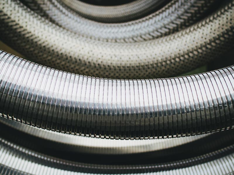 What’s the Difference Between Metal Hoses and Rubber Hoses in Corrosion Resistance?